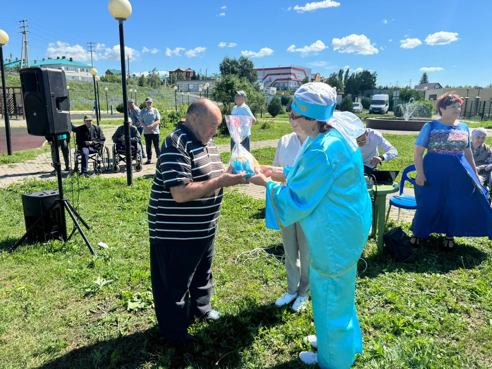 Черемшанские бабушки и дедушки носили воду коромыслом