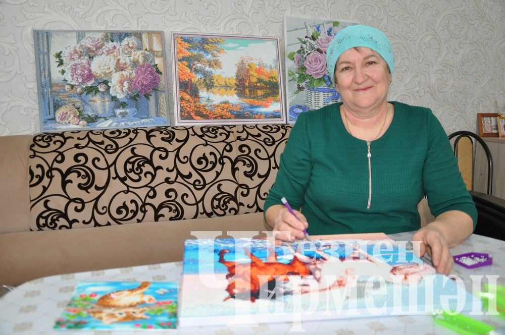Керкәле  авылы остасы  үз картинасына 38 төсле алмаз тезгән