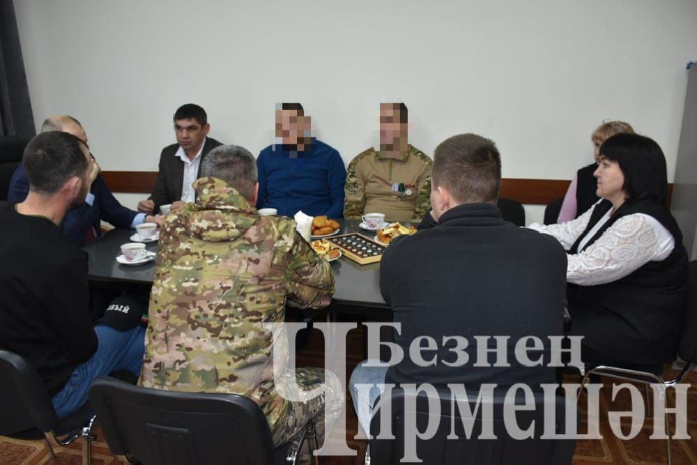 Чирмешән районы башлыгы хәрби якташлар белән очрашты