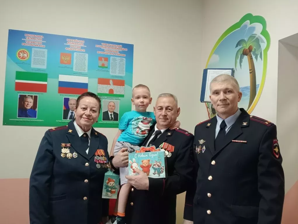 Чирмешән районының полиция ветераннары 57 балага бүләк бирде