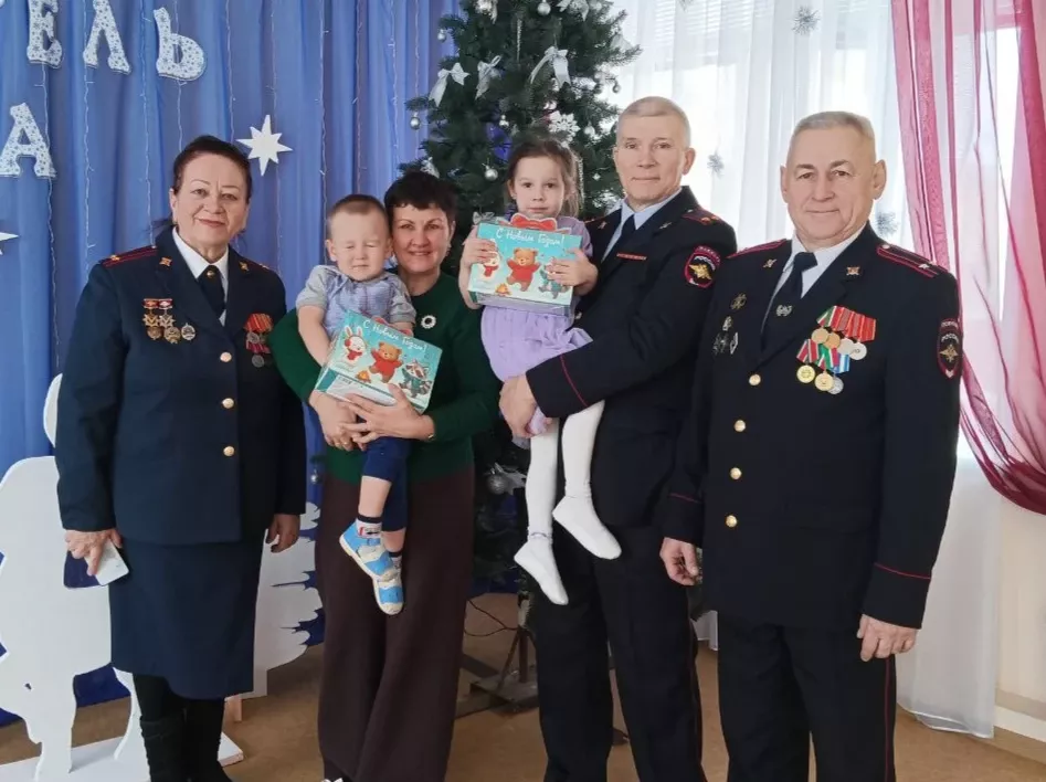Чирмешән районының полиция ветераннары 57 балага бүләк бирде