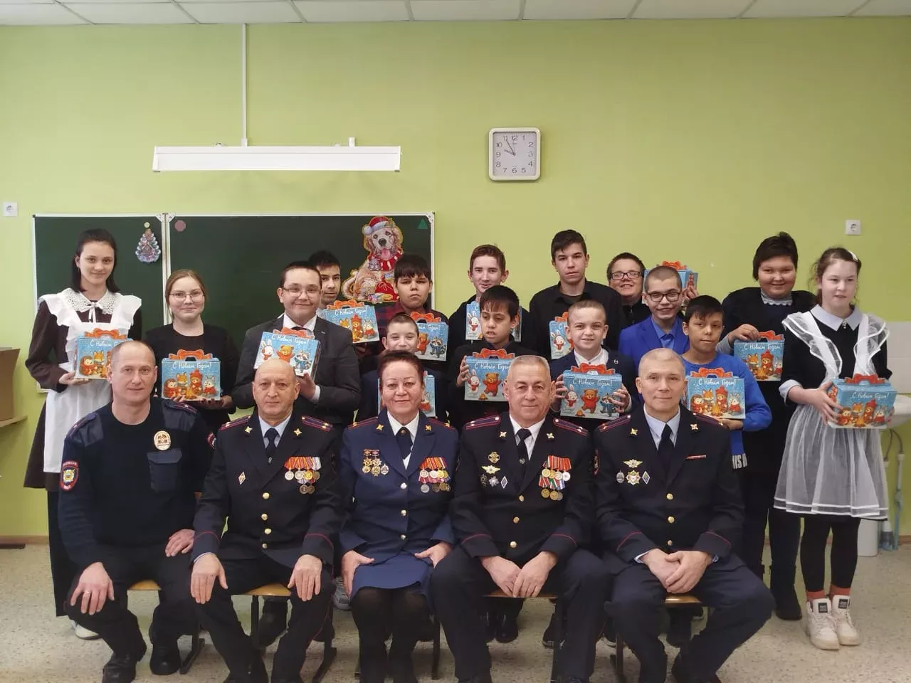 Чирмешән районының полиция ветераннары 57 балага бүләк бирде