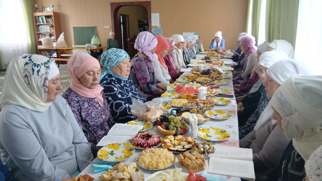 Иске Кади мәчете хатын-кызларны Мәүлет бәйрәменә җыйды