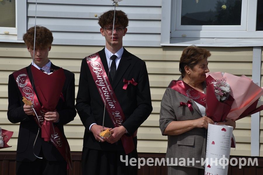 В Черемшанском районе прозвучал последний звонок для 87 одиннадцатиклассников