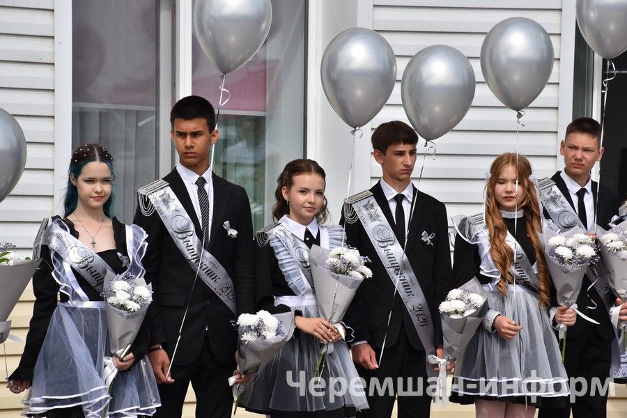 В Черемшанском районе прозвучал последний звонок для 87 одиннадцатиклассников