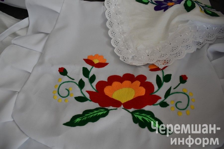 Вышитые полотенца Сании Гайнуллиной из Нижней Каменки оценил и Василь Шайхразиев