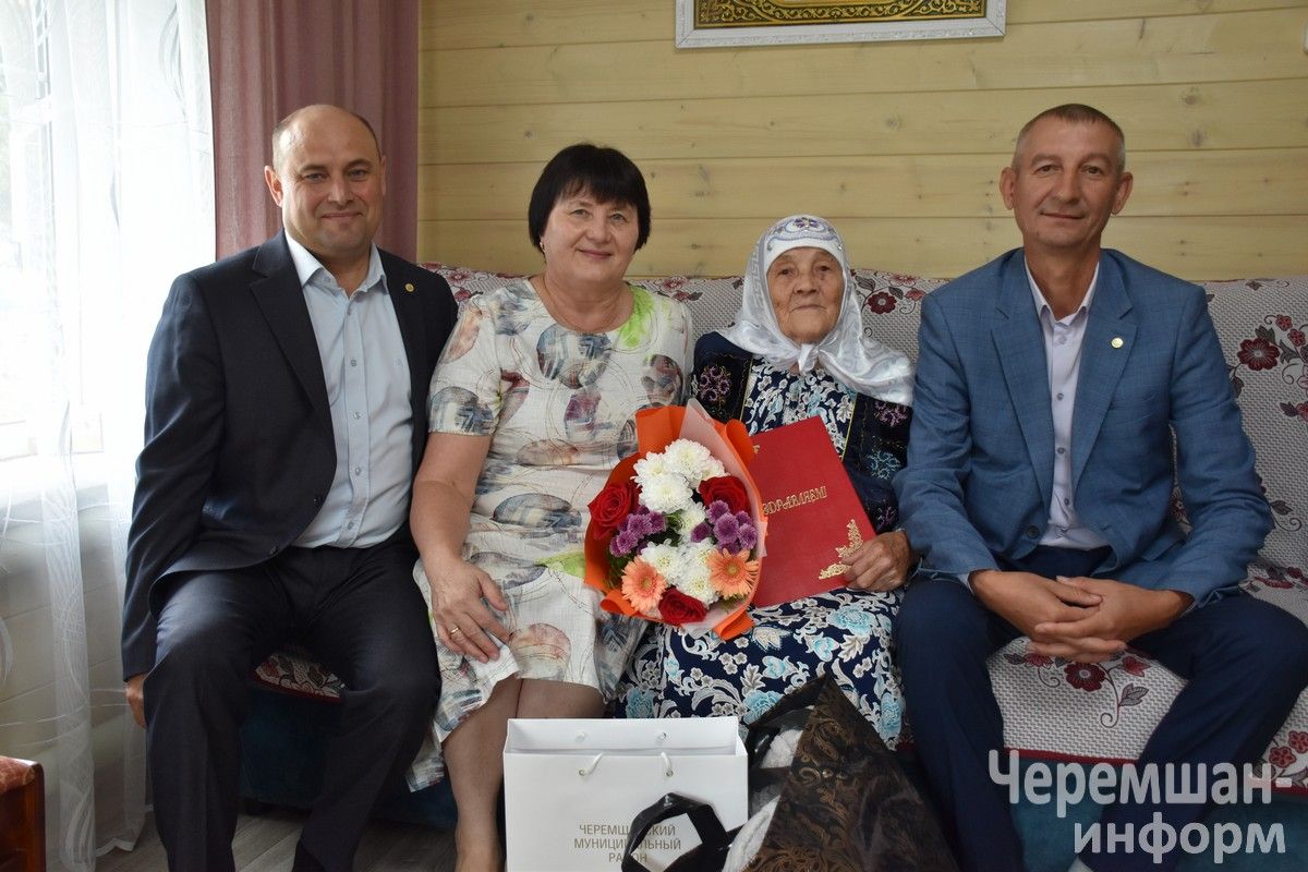 Бәркәтәдән орденлы Әкълимә әби фермага төннәрен дә барган