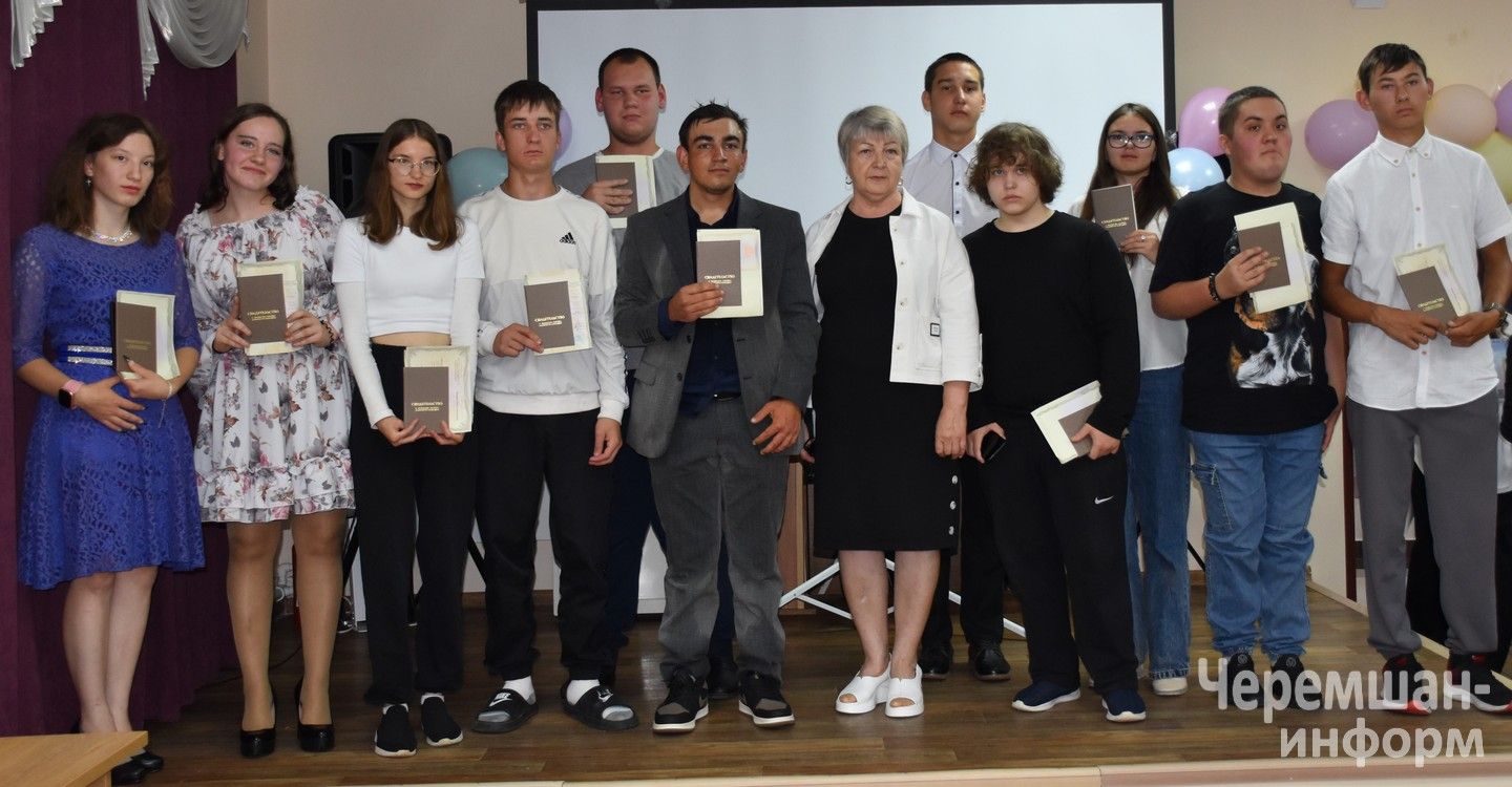 Чирмешән студентлары Камчаткада балык заводында эшләгән