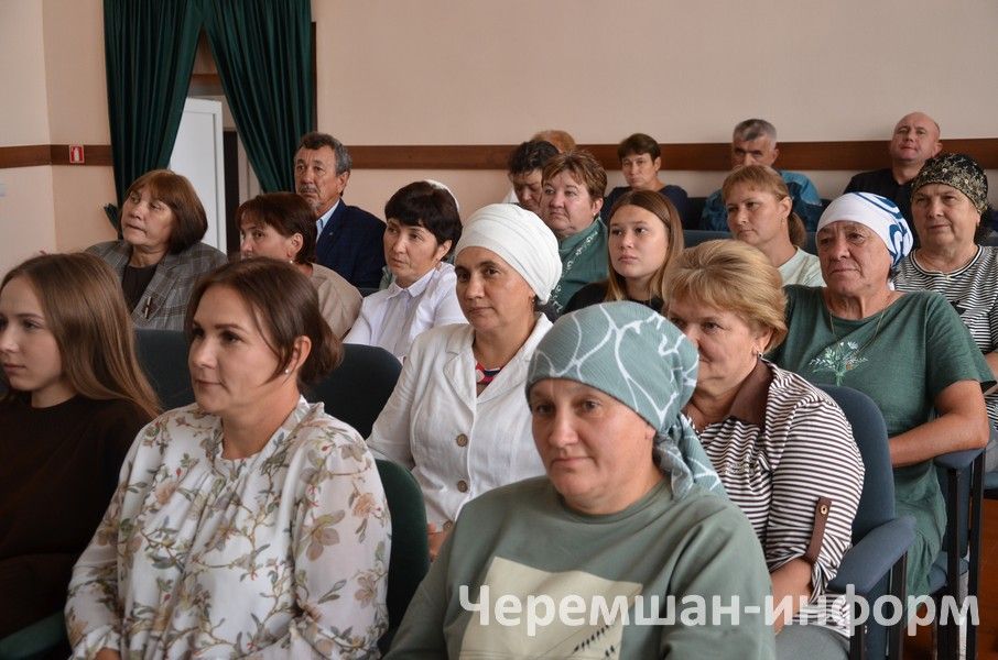 Кара Чишмә мәчете имамы халык җыенына кәрәзле бал алып килгән