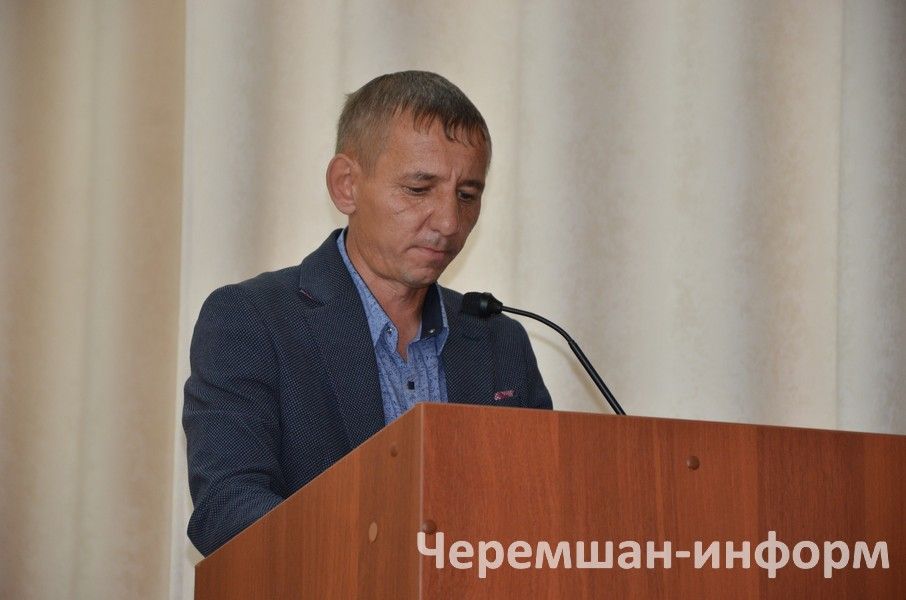 Кара Чишмә мәчете имамы халык җыенына кәрәзле бал алып килгән
