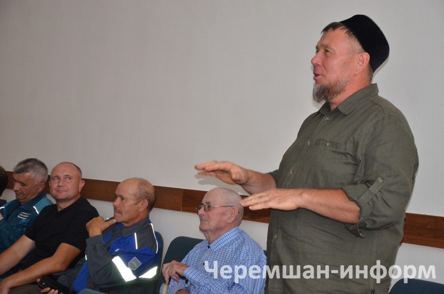 Кара Чишмә мәчете имамы халык җыенына кәрәзле бал алып килгән