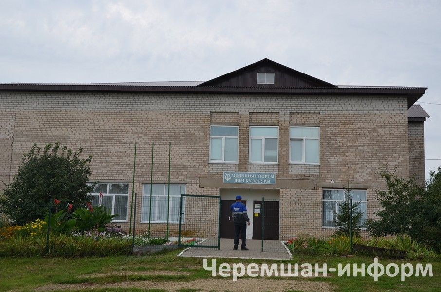 Кара Чишмә мәчете имамы халык җыенына кәрәзле бал алып килгән