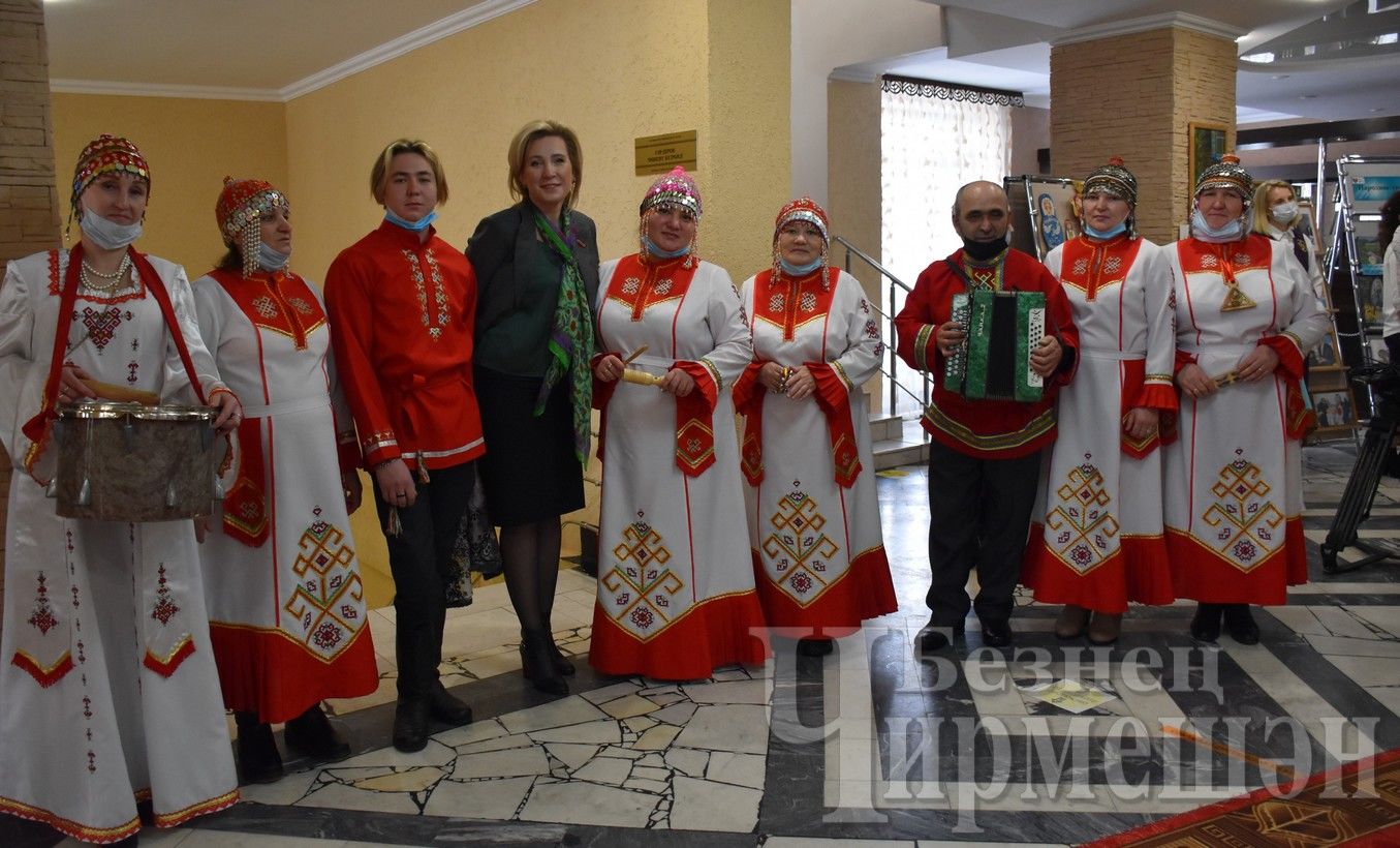 Чирмешәндә район Советы утырышына килүчеләрне күргәзмә белән таныштырдылар, алдынгыларны, ветераннарны бүләкләделәр (ФОТОРЕПОРТАЖ)