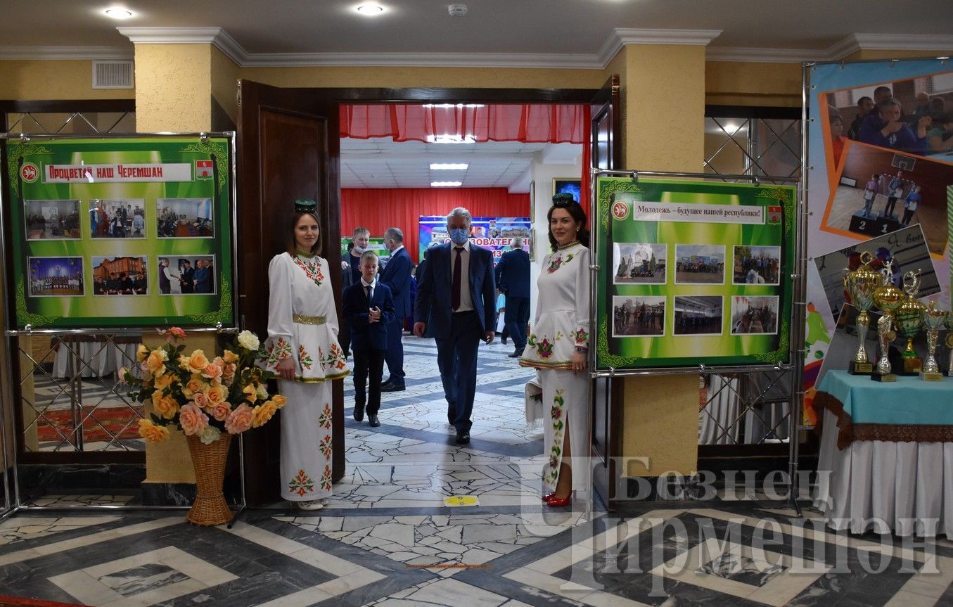 Чирмешәндә район Советы утырышына килүчеләрне күргәзмә белән таныштырдылар, алдынгыларны, ветераннарны бүләкләделәр (ФОТОРЕПОРТАЖ)