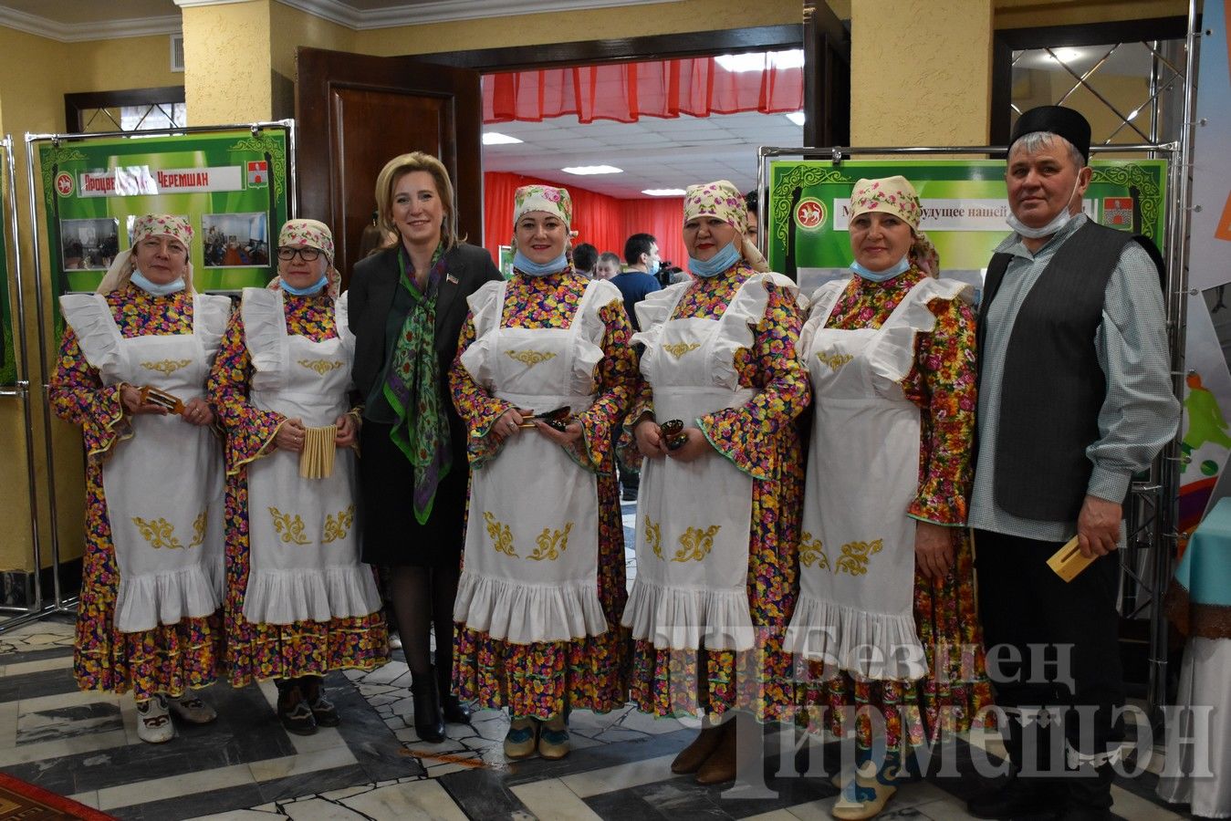 Чирмешәндә район Советы утырышына килүчеләрне күргәзмә белән таныштырдылар, алдынгыларны, ветераннарны бүләкләделәр (ФОТОРЕПОРТАЖ)