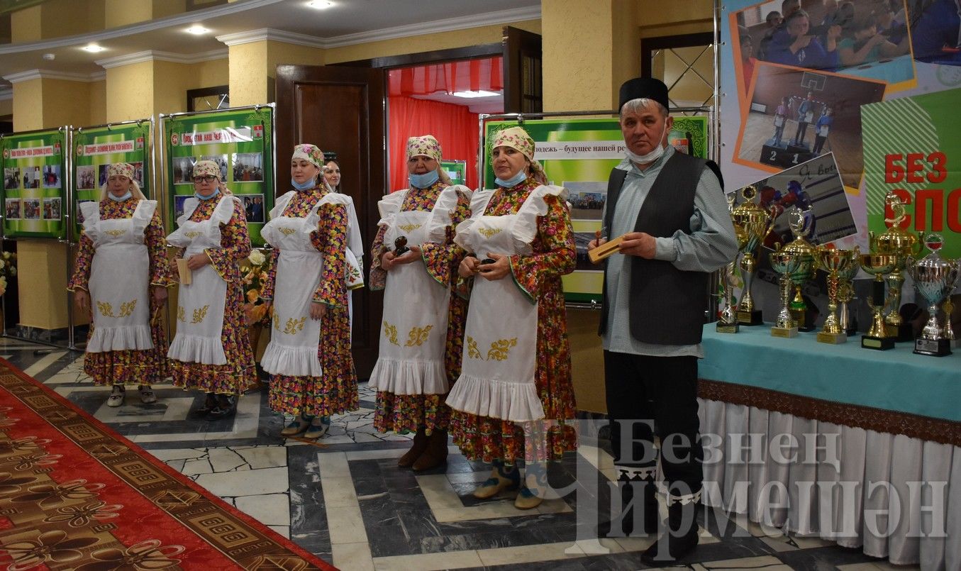 В Черемшане участников заседания районного Совета ознакомили с выставкой, наградили передовиков, ветеранов (ФОТОРЕПОРТАЖ)