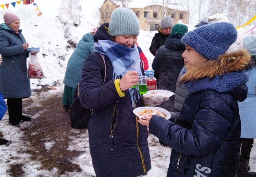 В Верхней Каменке гостей Новруза угостили узбекским пловом (ФОТОРЕПОРТАЖ)