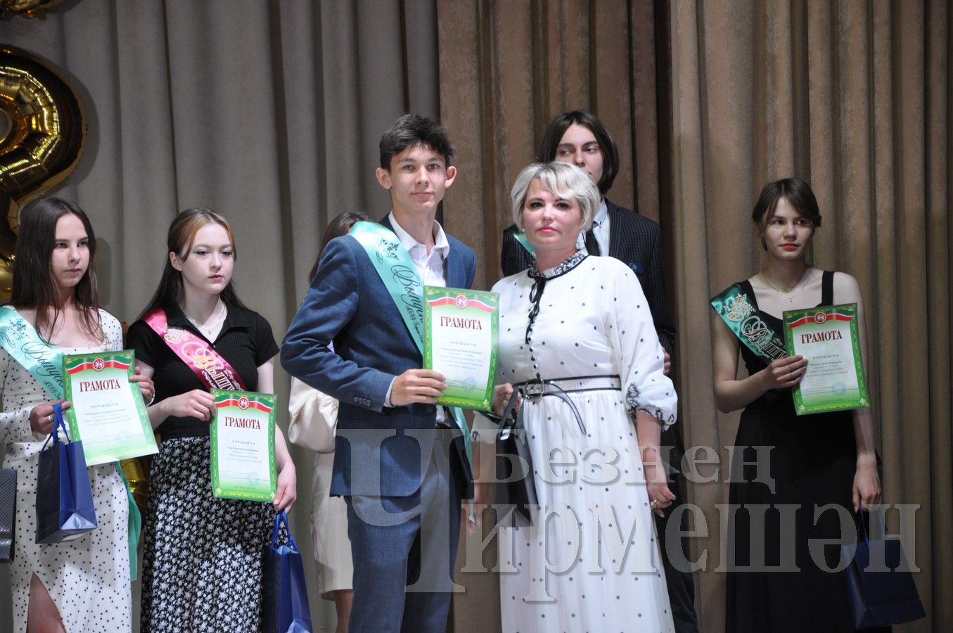 В Черемшане прошел районный бал выпускников (ФОТОРЕПОРТАЖ)