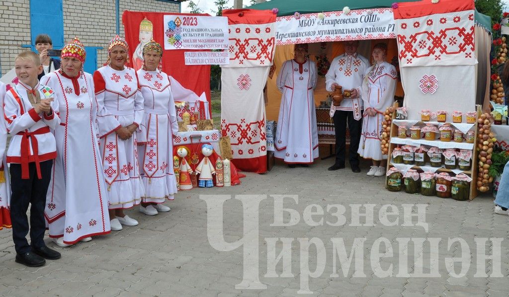 В Черемшане учительская конференция началась с ярмарки добра (ФОТОРЕПОРТАЖ)