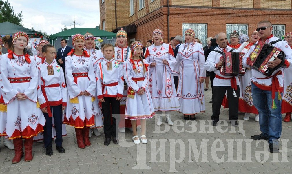 В Черемшане учительская конференция началась с ярмарки добра (ФОТОРЕПОРТАЖ)