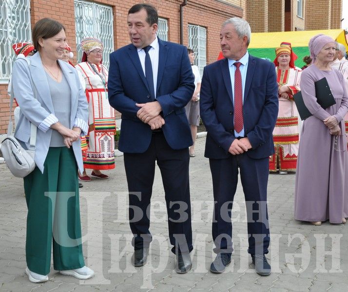 В Черемшане учительская конференция началась с ярмарки добра (ФОТОРЕПОРТАЖ)