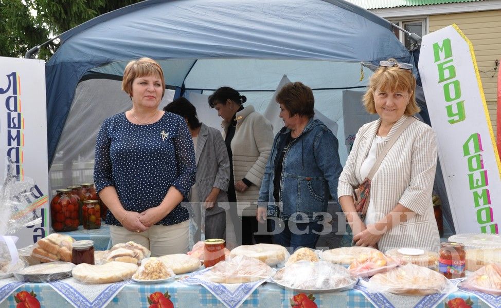 В Черемшане учительская конференция началась с ярмарки добра (ФОТОРЕПОРТАЖ)