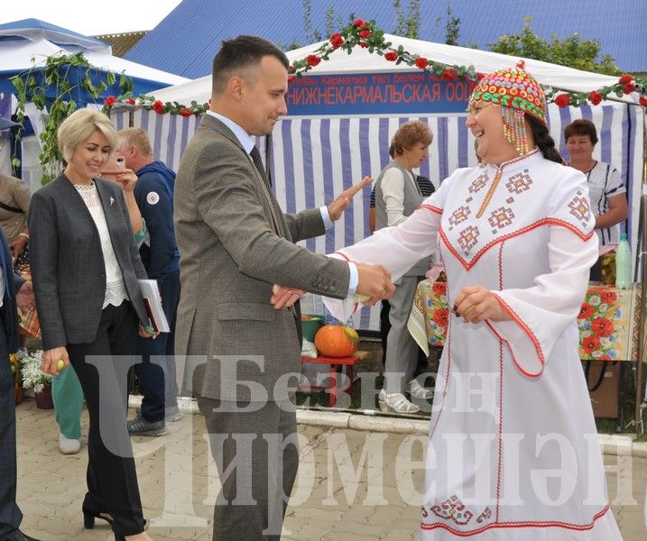 В Черемшане учительская конференция началась с ярмарки добра (ФОТОРЕПОРТАЖ)