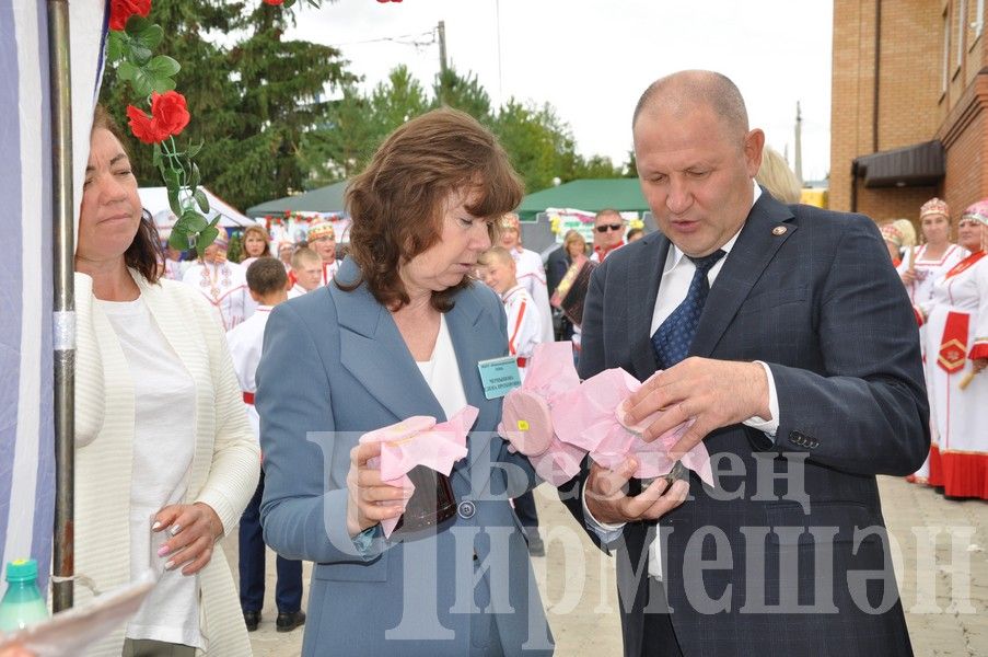 В Черемшане учительская конференция началась с ярмарки добра (ФОТОРЕПОРТАЖ)