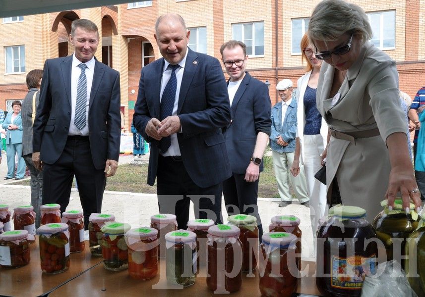 В Черемшане учительская конференция началась с ярмарки добра (ФОТОРЕПОРТАЖ)