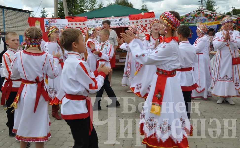 В Черемшане учительская конференция началась с ярмарки добра (ФОТОРЕПОРТАЖ)