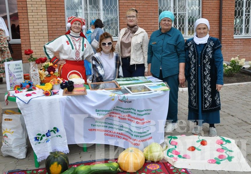 В Черемшане учительская конференция началась с ярмарки добра (ФОТОРЕПОРТАЖ)