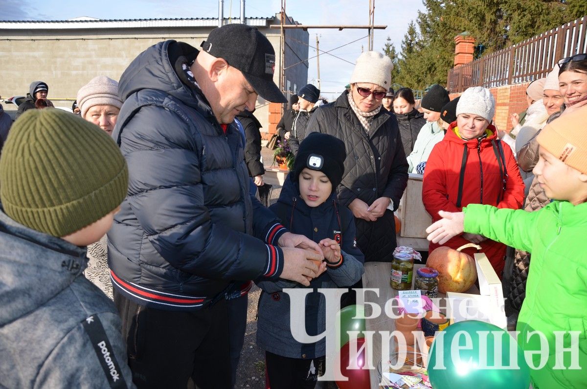 Чирмешән лицее "Игелек ярминкәсе"ндә сату итте (ФОТОРЕПОРТАЖ)