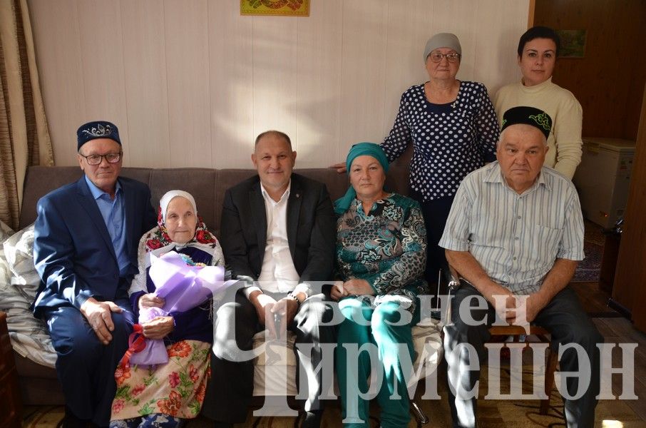 100-летнюю Муниру Гурьеву из Кызыл Яра поздравили с Днем пожилых (ФОТОРЕПОРТАЖ)