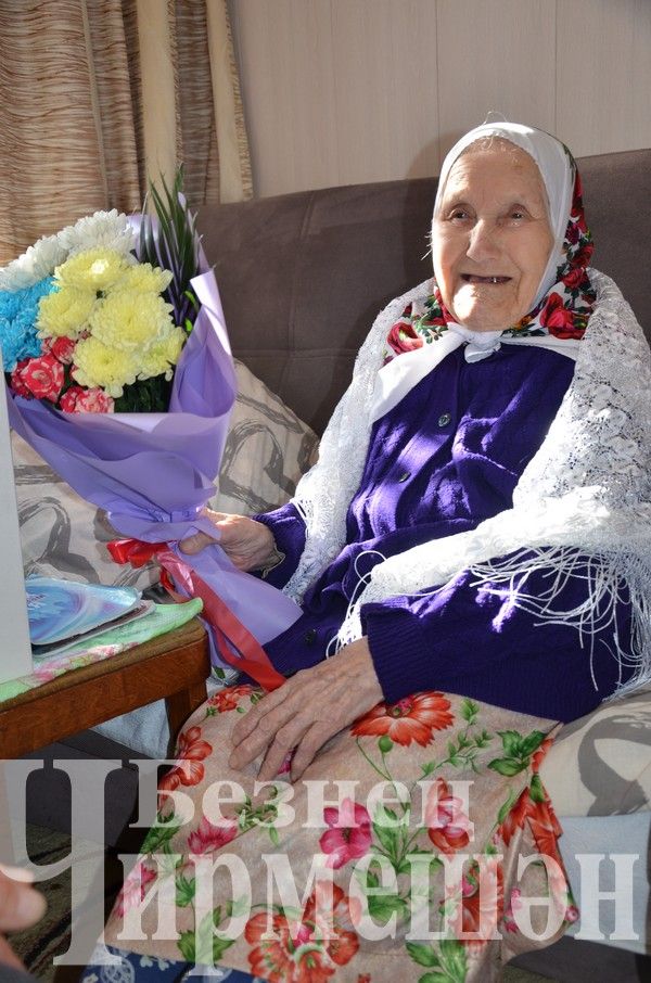 100-летнюю Муниру Гурьеву из Кызыл Яра поздравили с Днем пожилых (ФОТОРЕПОРТАЖ)