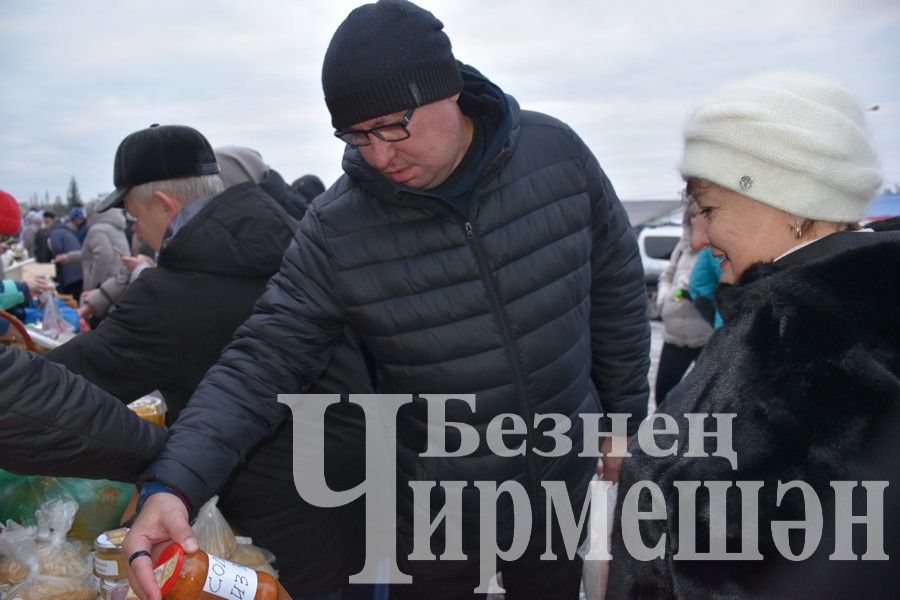 Чирмешәнлеләр махсус хәрби операциядәге якташларга ярдәм итү өчен Игелек ярминкәсе оештырдылар (ФОТОРЕПОРТАЖ)