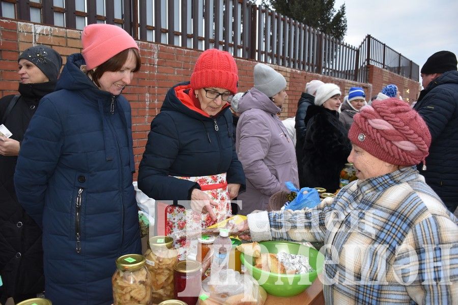 Чирмешәнлеләр махсус хәрби операциядәге якташларга ярдәм итү өчен Игелек ярминкәсе оештырдылар (ФОТОРЕПОРТАЖ)