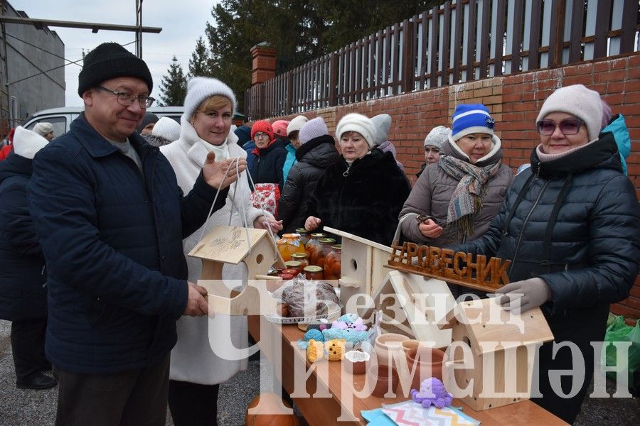 Чирмешәнлеләр махсус хәрби операциядәге якташларга ярдәм итү өчен Игелек ярминкәсе оештырдылар (ФОТОРЕПОРТАЖ)