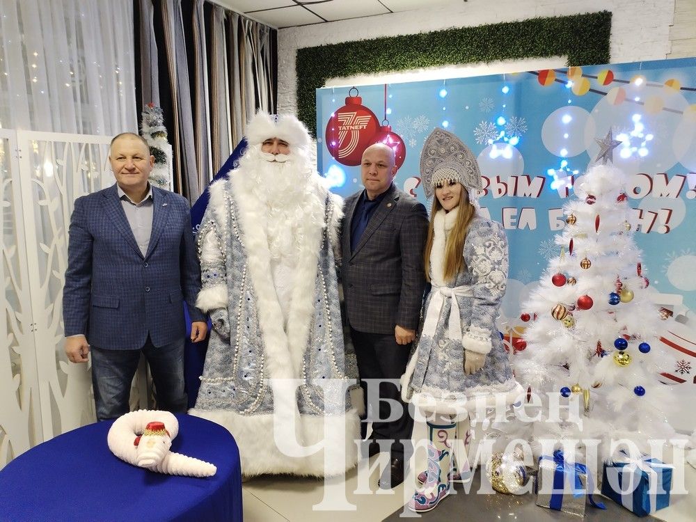 В Черемшане зажглись огни центральной елки (ФОТОРЕПОРТАЖ)