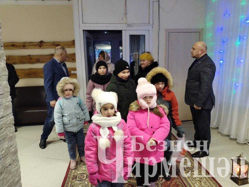 В Черемшане зажглись огни центральной елки (ФОТОРЕПОРТАЖ)