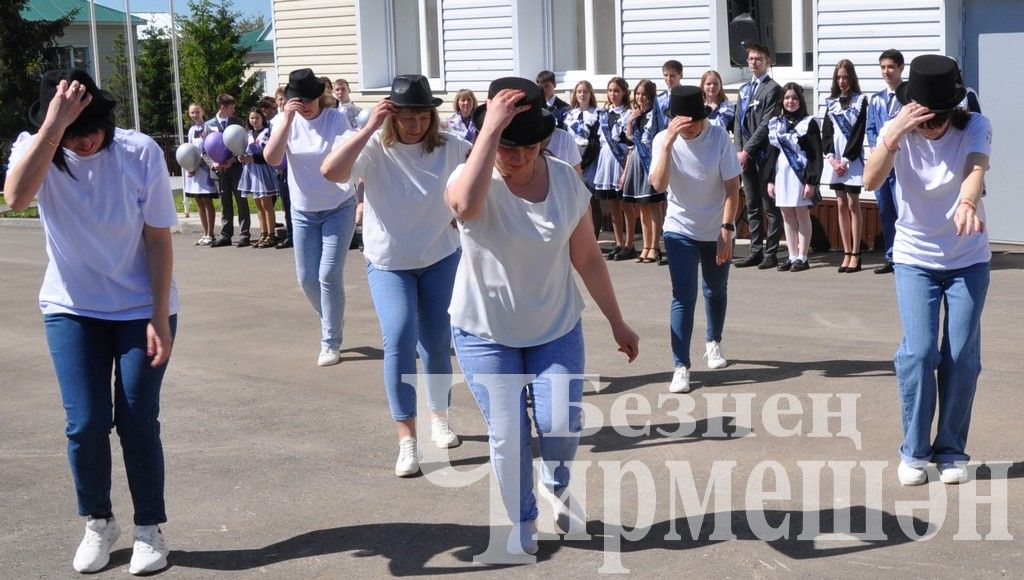 В Черемшанской школе №1 прозвенел Последний звонок (ФОТОРЕПОРТАЖ)