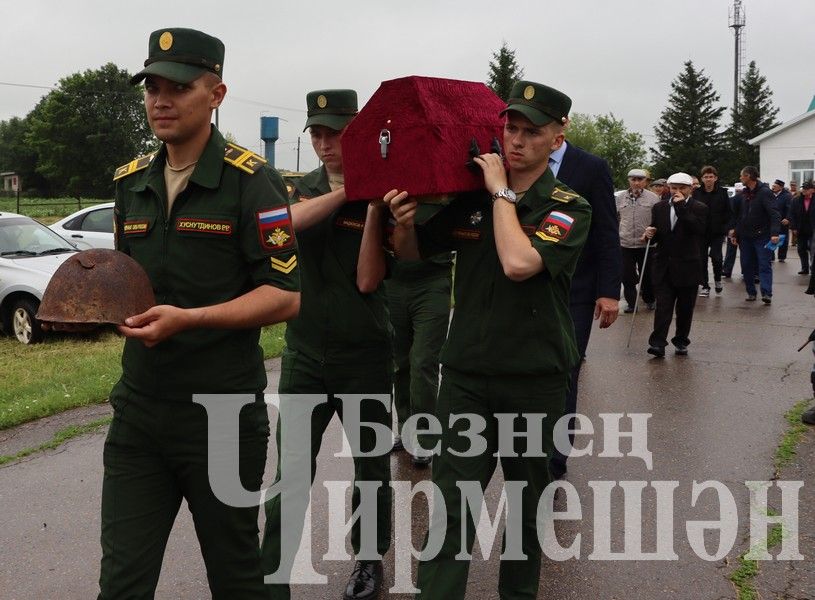 В селе Туйметкино прошел митинг по перезахоронению останков Габдуллы Ашрапова, погибшего в 1941 году (ФОТОРЕПОРТАЖ)