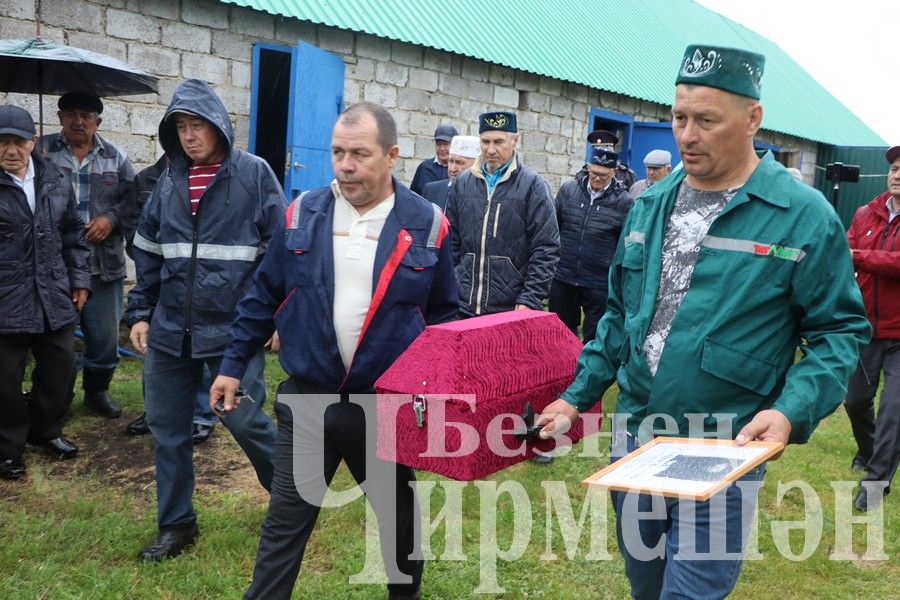 Туймәттә 1941 елда сугышта һәлак булган Габдулла Әшраповның җәсәден җирләделәр (ФОТОРЕПОРТАЖ)