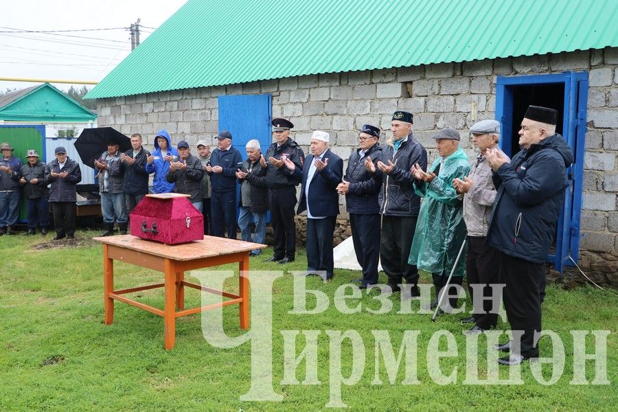 В селе Туйметкино прошел митинг по перезахоронению останков Габдуллы Ашрапова, погибшего в 1941 году (ФОТОРЕПОРТАЖ)