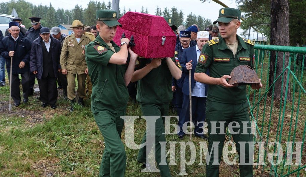 Туймәттә 1941 елда сугышта һәлак булган Габдулла Әшраповның җәсәден җирләделәр (ФОТОРЕПОРТАЖ)