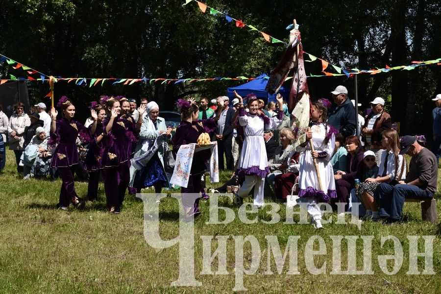 В Беркет  Ключе на Дне села ловили петуха (ФОТОРЕПОРТАЖ)