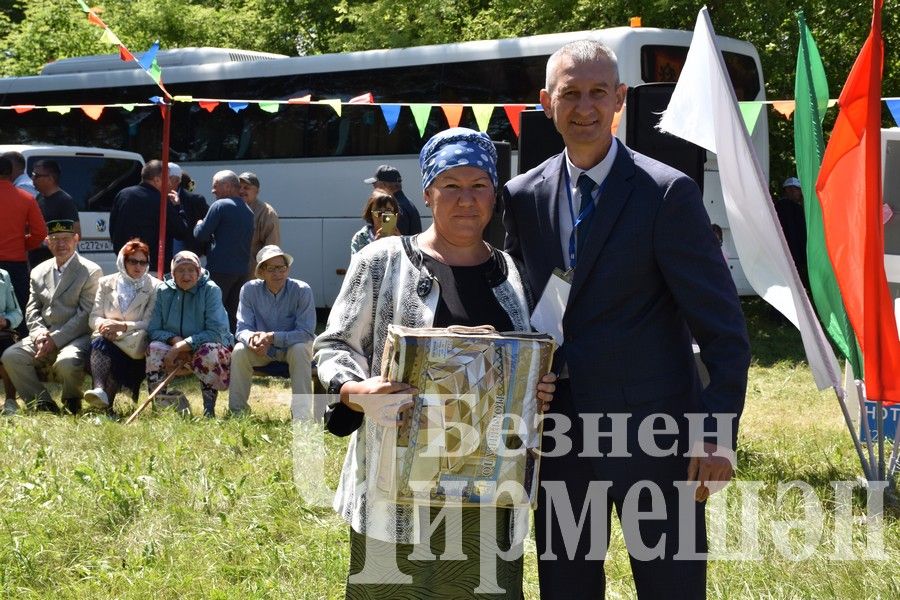 В Беркет  Ключе на Дне села ловили петуха (ФОТОРЕПОРТАЖ)