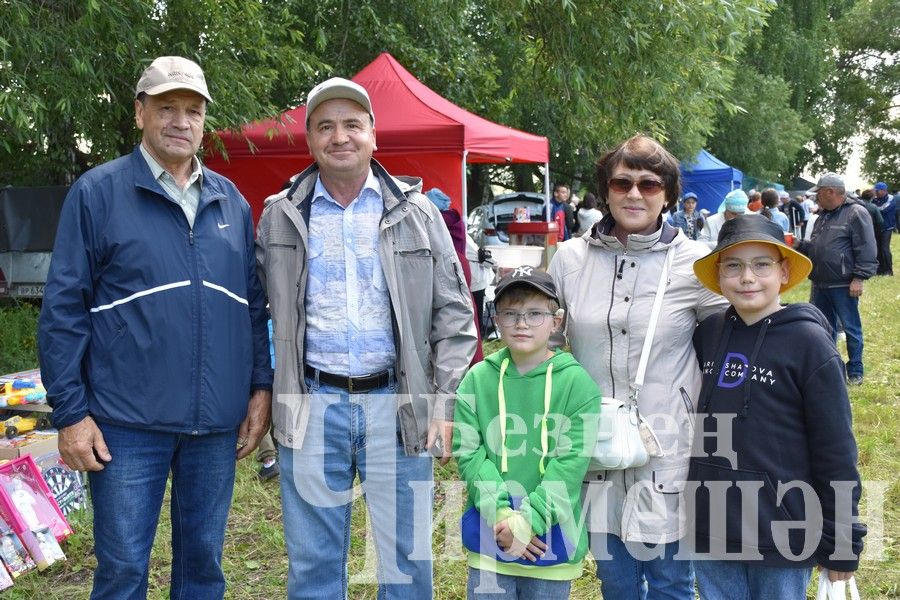 В Беркет  Ключе на Дне села ловили петуха (ФОТОРЕПОРТАЖ)