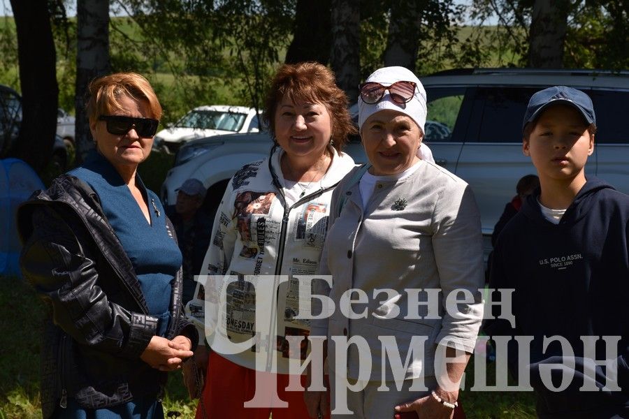 В Беркет  Ключе на Дне села ловили петуха (ФОТОРЕПОРТАЖ)