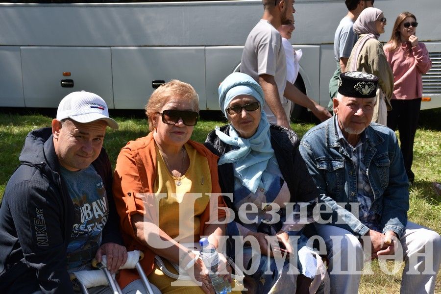 В Беркет  Ключе на Дне села ловили петуха (ФОТОРЕПОРТАЖ)