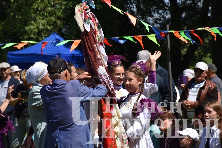 В Беркет  Ключе на Дне села ловили петуха (ФОТОРЕПОРТАЖ)